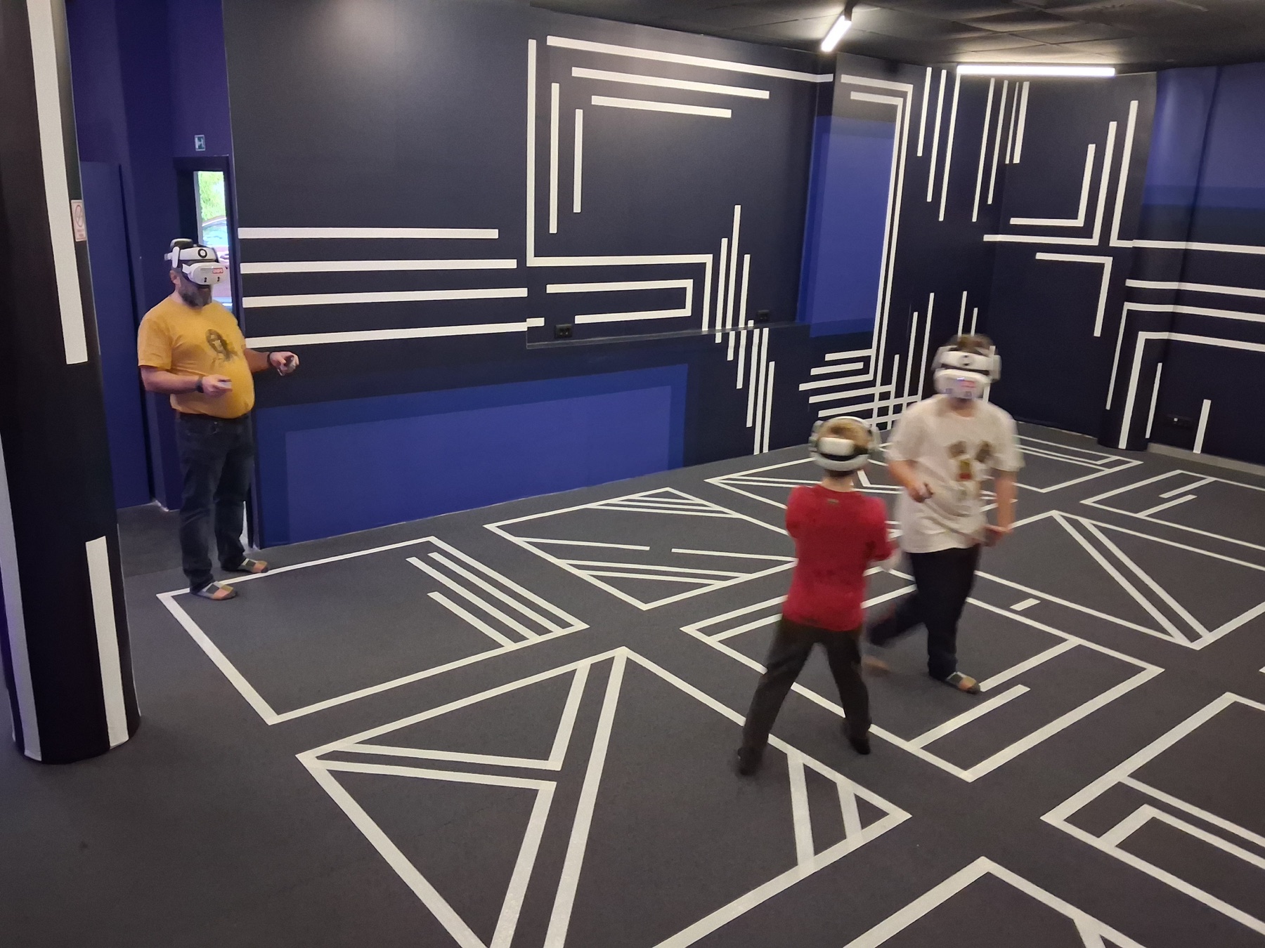 Sudionici igraju u VR areni