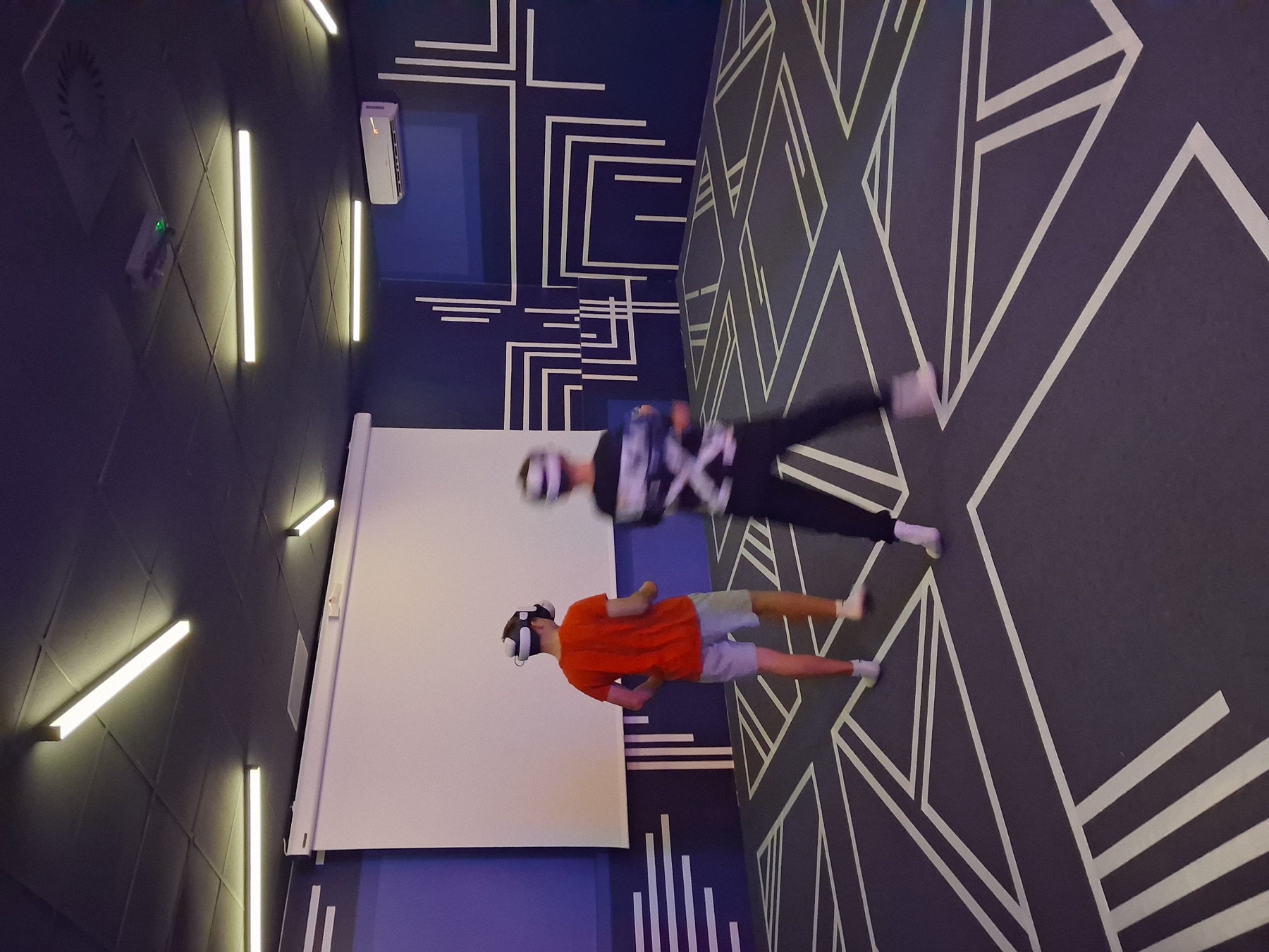 Igrači s VR opremom u areni