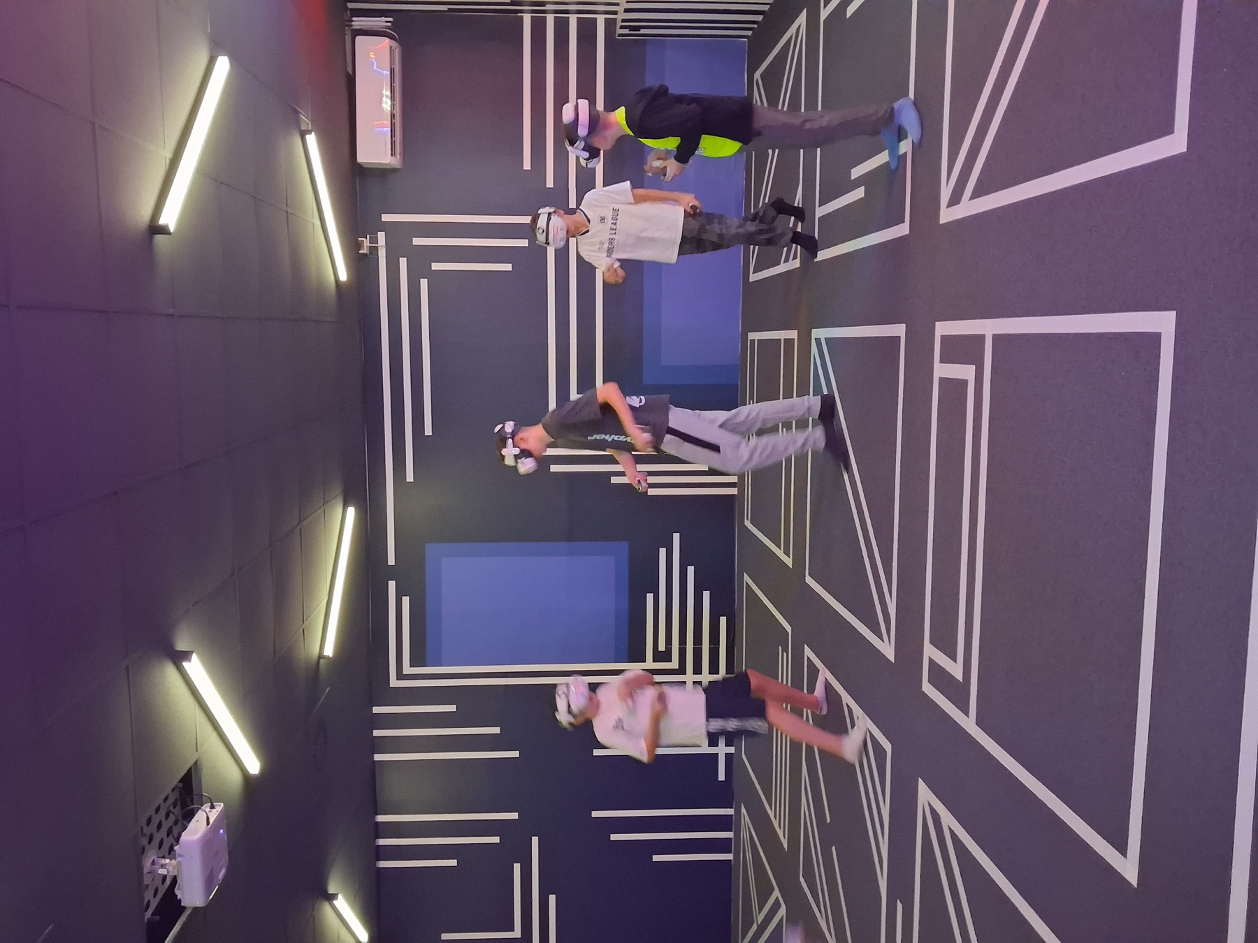 VR igrači okupljeni u areni